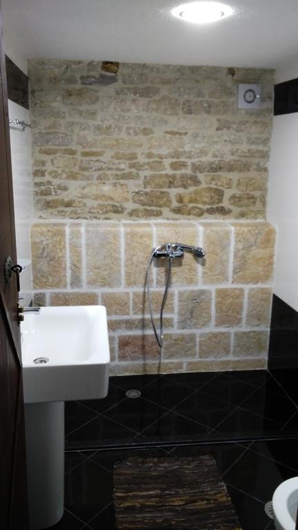 Konaku Guest House Gjirokastër الغرفة الصورة
