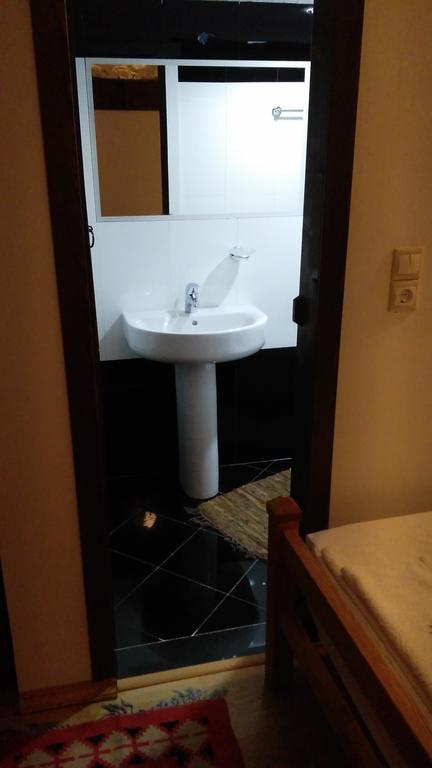 Konaku Guest House Gjirokastër الغرفة الصورة