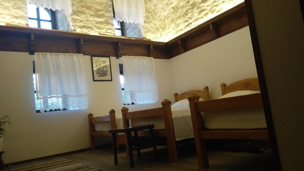 Konaku Guest House Gjirokastër الغرفة الصورة